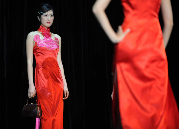 Models show off the elegant cheongsam or qipao to demonstrate the unique charms of these 100-year-old Chinese clothes at the Expo Performance Center, Oct 26, 2010. [Xinhua]