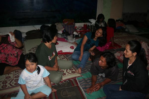 Villagers rest in a temporary shelter about 7 kilometers away from the Mount Merapi in Central Java of Indonesia, Oct. 27, 2010. Volcano eruption in Central Java of Indonesia on Tuesday has killed 29 people and forced 40,475 others flee homes, officials said on Wednesday. [Zhao Jinchuan/Xinhua]