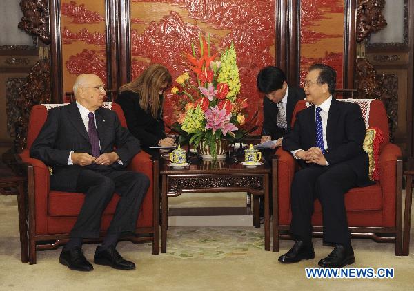 Chinese Premier Wen Jiabao (R) meets with Italian President Giorgio Napolitano in Beijing, capital of China, Oct. 27, 2010. [Rao Aimin/Xinhua]