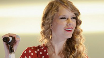 Taylor Swift sings for JetBlue Airways