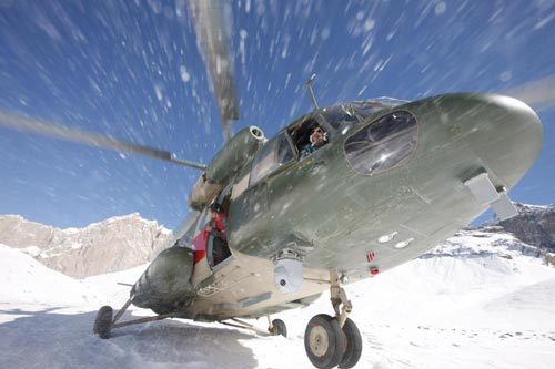 A helicopter prepare to take off after rescuing three engineers stranded by a blizzard in Tianshan Mountains area near Baicheng county of Aksu prefecture in Northwest China's Xinjiang autonomous region, Oct 27, 2010. [Photo/Xinhua] 