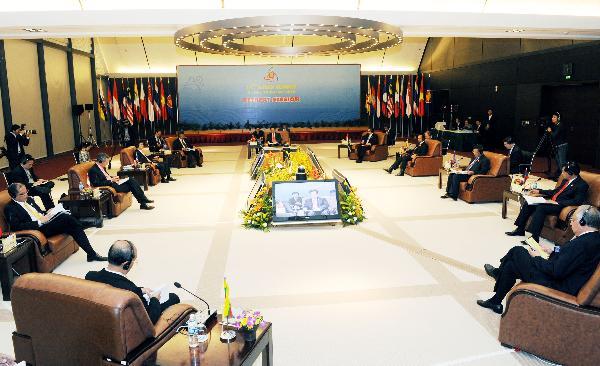 Leaders from the member countries of ASEAN (Association of Southeast Asian Nations) attend the 17th ASEAN Summit in Hanoi, capital of Vietnam, Oct. 28, 2010. The ASEAN Summit opened in Hanoi on Thursday to discuss the building of the ASEAN Community and other related topics. [Xinhua photo] 