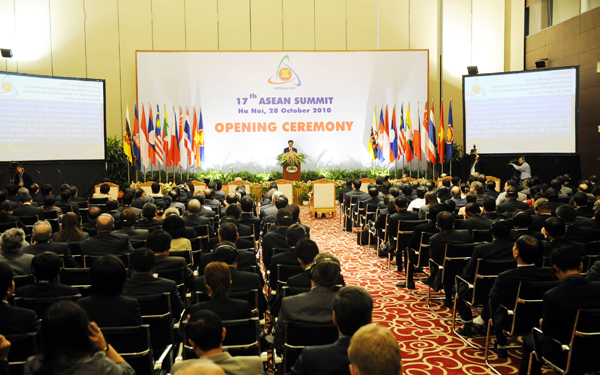 Leaders from the member countries of ASEAN (Association of Southeast Asian Nations) attend the 17th ASEAN Summit in Hanoi, capital of Vietnam, Oct. 28, 2010. The ASEAN Summit opened in Hanoi on Thursday to discuss the building of the ASEAN Community and other related topics. [Xinhua photo]