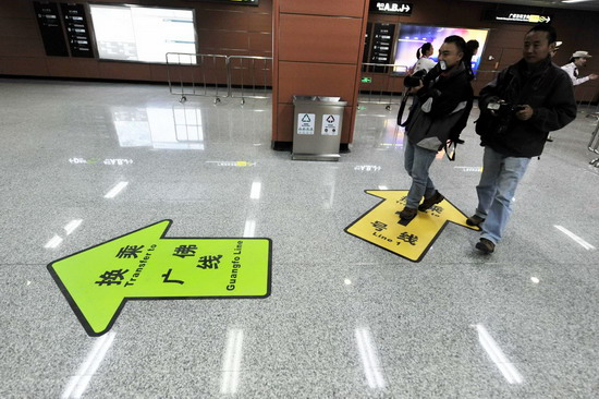 Floor signs in the underground station of China&apos;s first intercity underground subway - the Guangzhou-Foshan Line, on Oct 28,2010. [Xinhua]