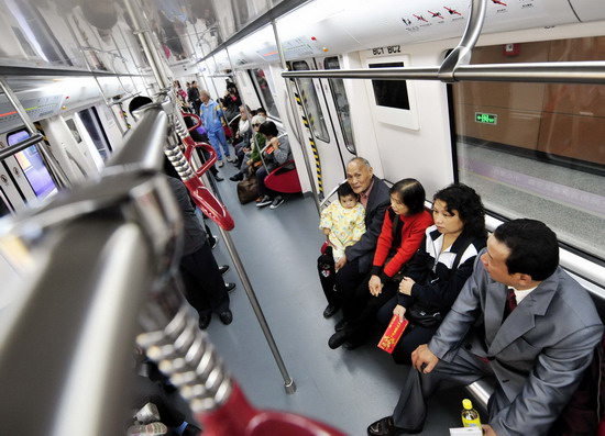 Residents take a trial run ride on China&apos;s first intercity underground subway - the Guangzhou-Foshan Line, on Oct 28,2010. [Xinhua]