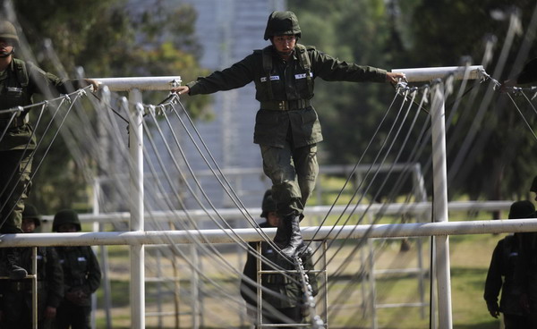 Female soldiers attend a training at a military base in Mexico City Oct 27, 2010. Female soldiers are attending the eight-week course that will let them pursue a career as officers in the army. President Felipe Calderon is battling surging violence across Mexico after launching his military-backed crackdown on drug gangs in Dec 2006 where more than 30,000 people have been killed.[China Daily/Agencies] 