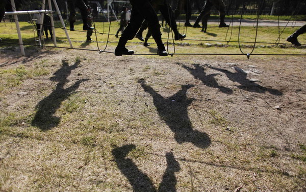 Female soldiers attend a training at a military base in Mexico City Oct 27, 2010. [China Daily/Agencies] 