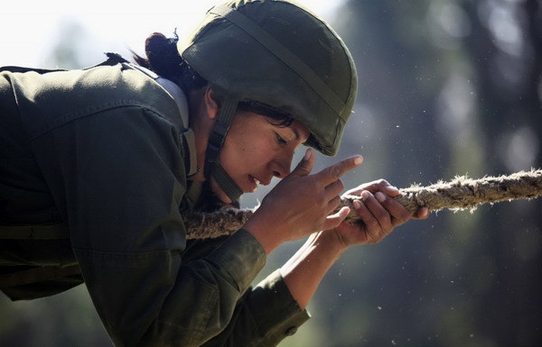 Female soldiers attend a training at a military base in Mexico City Oct 27, 2010. [China Daily/Agencies] 