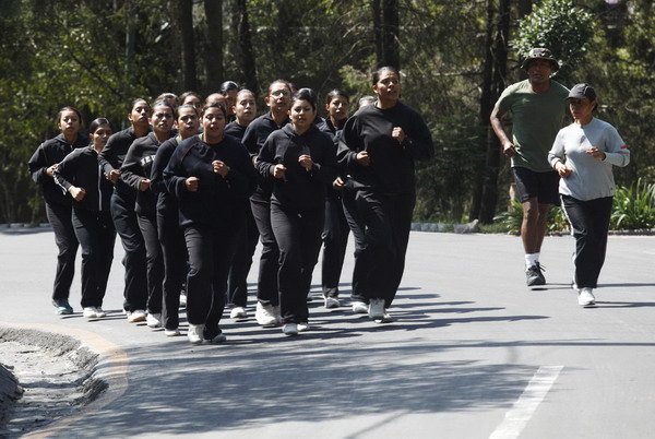 Female soldiers attend a training at a military base in Mexico City Oct 27, 2010. [China Daily/Agencies] 