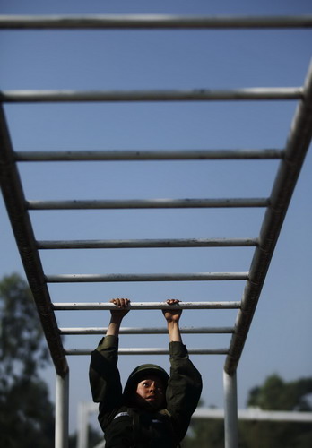 Female soldiers attend a training at a military base in Mexico City Oct 27, 2010. [China Daily/Agencies] 