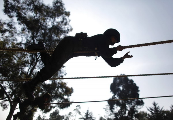 Female soldiers attend a training at a military base in Mexico City Oct 27, 2010. [China Daily/Agencies] 