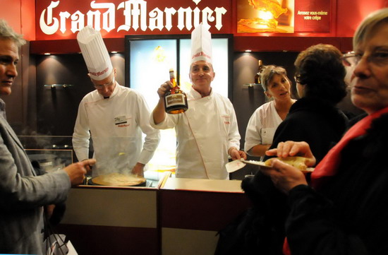 Visitors taste chocolate-made delights during the 16th &apos;Salon du Chocolat&apos; in Paris, France, Oct 27, 2010. The 16th chocolate fair opened in the French capital on Wednesday with more than 400 global food suppliers attending the exhibition. Under the theme &apos;Green food&apos; the event is expected to welcome some 120,000 visitors. [Xinhua]