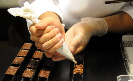 A chef makes chocolate treats during the 16th &apos;Salon du Chocolat&apos; in Paris, France, Oct 27, 2010. [Xinhua]