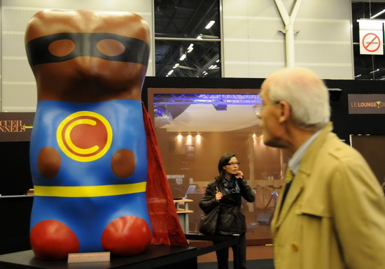 A man gazes at a giant Superman made of chocolate during the 16th &apos;Salon du Chocolat&apos; in Paris, France, Oct 27, 2010. [Xinhua]