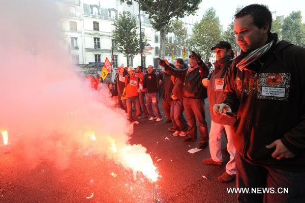 French workers take part in a demonstration against French President Nicolas Sarkozy's pension reform in Paris, France, Oct. 28, 2010. French trade unions greeted Parliament's adoption of the pension reform bill Thursday by launching a ninth wave of nationwide strikes and demonstrations.[Gonzalo Fuentes/Xinhua]