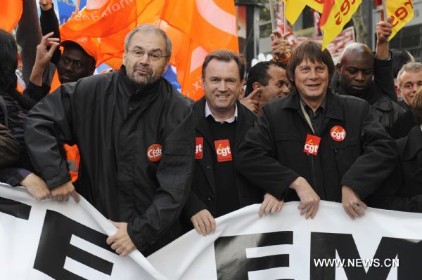 French workers take part in a demonstration against French President Nicolas Sarkozy's pension reform in Paris, France, Oct. 28, 2010. French trade unions greeted Parliament's adoption of the pension reform bill Thursday by launching a ninth wave of nationwide strikes and demonstrations. (Xinhua/Gonzalo Fuentes) (gj) 