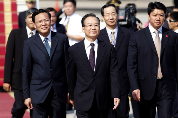 'Premier Wen Jiabao arrives at Noi Bai airport in Hanoi on Thursday to meet regional leaders and attend the East Asia Summit. [Kham/Reuters]