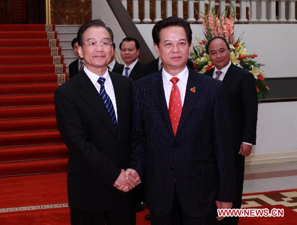 Vietnamese Prime Minister Nguyen Tan Dung (R Front) meets with Chinese Premier Wen Jiabao in Hanoi, capital of Vietnam, Oct. 28, 2010. [Pang Xinglei/Xinhua] 