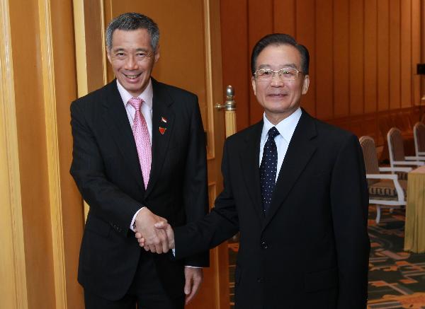 Chinese Premier Wen Jiabao (R) shakes hands with his Singapore counterpart Lee Hsien Loong in Hanoi, capital of Vietnam, Oct. 29, 2010. [Pang Xinglei/Xinhua]