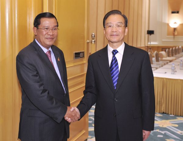 Chinese Premier Wen Jiabao (R) meets with Cambodian Prime Minister Hun Sen in Hanoi, capital of Vietnam, Oct. 28, 2010. [Huang Jingwen/Xinhua]