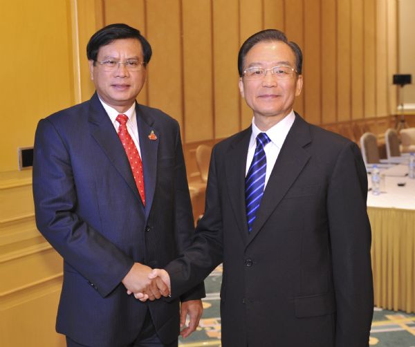 Chinese Premier Wen Jiabao (R) meets with Laotian Prime Minister Bouasone Bouphavanh in Hanoi, capital of Vietnam, Oct. 28, 2010. [Huang Jingwen/Xinhua]