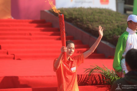 Xie Xingfang, the Olympic silver medal winner of woman's badminton, is the first torch bearer in Qingyuan October 28.  