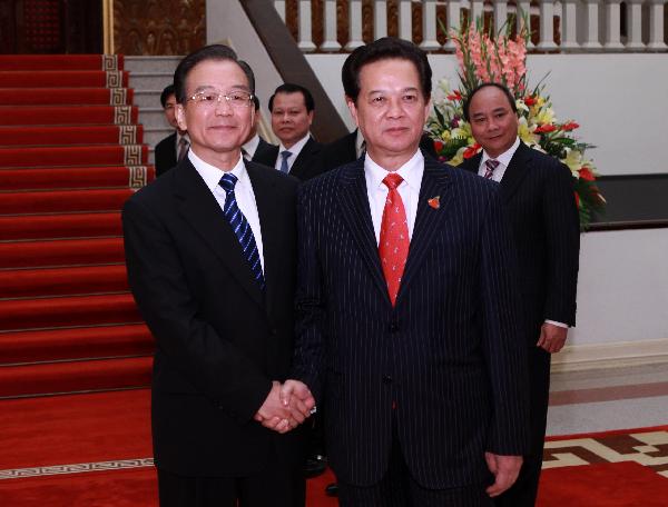 Vietnamese Prime Minister Nguyen Tan Dung (R Front) meets with Chinese Premier Wen Jiabao in Hanoi, capital of Vietnam, Oct. 28, 2010. Wen is in Hanoi for the upcoming East Asian leaders' series of meetings. [Photo/Xinhua] 