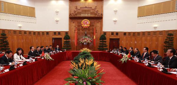 Vietnamese Prime Minister Nguyen Tan Dung (3rd R) holds talks with Chinese Premier Wen Jiabao (3rd L) in Hanoi, capital of Vietnam, Oct. 28, 2010. Wen is in Hanoi for the upcoming East Asian leaders' series of meetings. [Photo/Xinhua] 