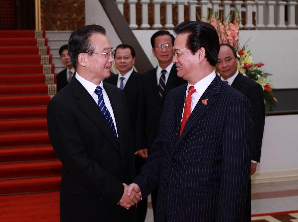 Vietnamese Prime Minister Nguyen Tan Dung (R Front) meets with Chinese Premier Wen Jiabao in Hanoi, capital of Vietnam, Oct. 28, 2010. Wen is in Hanoi for the upcoming East Asian leaders' series of meetings. [Photo/Xinhua]