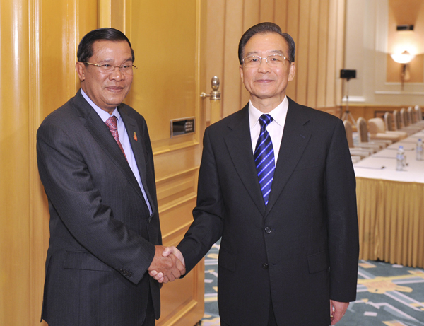 Chinese Premier Wen Jiabao (R) met with Cambodian Prime Minister Hun Sen in Hanoi on Thursday to discuss bilateral ties and other issues of common concern. [Xinhua photo]