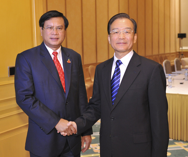 Chinese Premier Wen Jiabao (R) met with Laotian Prime Minister Bouasone Bouphavanh in Hanoi on Thursday to discuss bilateral ties and other issues of common concern. [Xinhua photo]