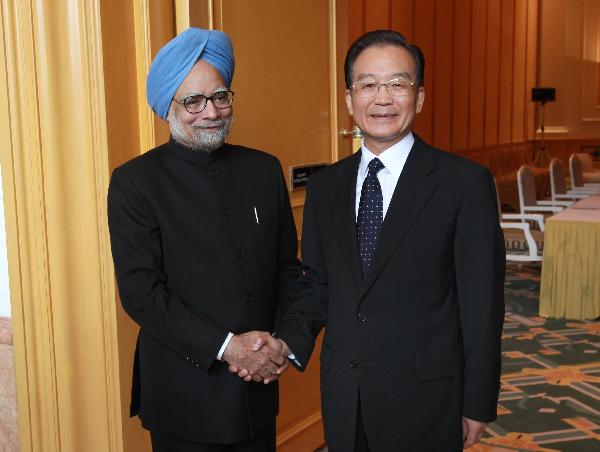 Chinese Premier Wen Jiabao (R) meets with his Indian counterpart Manmohan Singh in Hanoi, capital of Vietnam, Oct. 29, 2010, on the sidelines of a series of summits between the Association of Southeast Asian Nations (ASEAN) and its partners.[Xinhua photo]