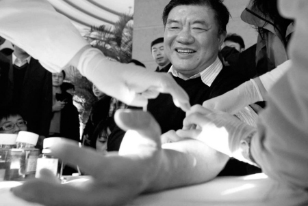 Chinese Health Minister Chen Zhu donated blood on Friday in Beijing and called on health workers to take the lead in blood donation, in a move to ease the country's blood supply shortage.