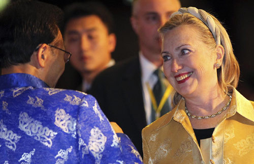 US Secretary of State Hillary Clinton (R) is greeted by South Korea's President Lee Myung-bak as she arrives for a gala dinner happening on the sides of the 17th ASEAN Summit in Hanoi, the capital of Vietnam, Oct 29, 2010. [Agencies]