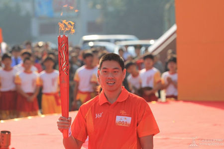 Canoe/kayak athlete Liu Haitao, a 28-year-old veteran with four Asiad gold medals, is the first torchbearer to carry 'The Tide'.