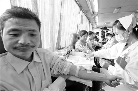 Residents of the city of Changchun, capital of Jilin province, donate blood on Friday. Many cities across the country have been suffering from a serious shortage of blood supplies. [China Daily]