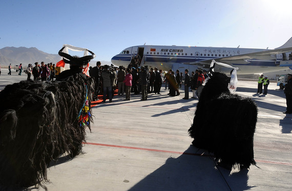 A plane of Air China lands at Xigaze Airport in Xigaze, southwest China&apos;s Tibet Autonomous Region, on Oct. 30, 2010. Xigaze Airport opened Saturday, marking the launching of the fifth civil airport in Tibet. [Xinhua]