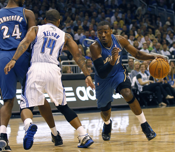 Washington Wizards guard John Wall (R) drives around Orlando Magic guard Jameer Nelson (C) being picked by Wizards forward Hilton Armstrong (L) during first half NBA basketball action in Orlando, Florida October 28, 2010. Magic beats Wizards 112-83. [Xinhua]