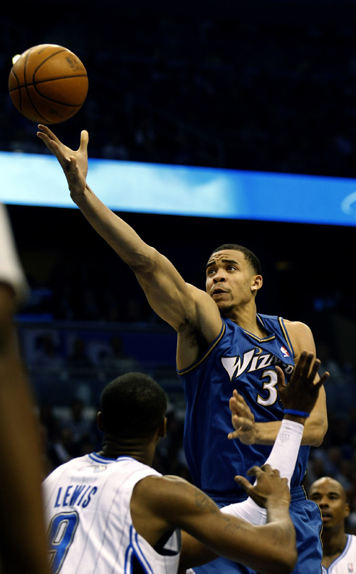 Washington Wizards center JaVale McGee (R) shoots over Orlando Magic forward Rashard Lewis (L) during first half NBA basketball action in Orlando, Florida October 28, 2010. [Xinhua]