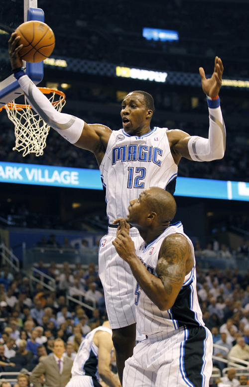 Washington Wizards center JaVale McGee (R) shoots over Orlando Magic forward Rashard Lewis (L) during first half NBA basketball action in Orlando, Florida October 28, 2010. [Xinhua]