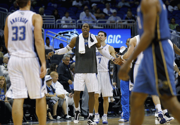 Orlando Magic center Dwight Howard (C) meets his teammates during a time-out at the second half of their NBA basketball match against the Washington Wizards in Orlando, Florida October 28, 2010. [Xinhua]