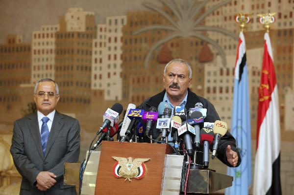 Yemen's President Ali Abdullah Saleh (R) addresses a news conference, as Chairman of the National Security Agency Ali al-Anesi listens, in Sanaa October 30, 2010. Yemen arrested on Saturday a woman thought to be involved in sending explosive packages to the United States after surrounding a house where she was hiding in the capital Sanaa, a security official said. [Xinhua/Reuters]