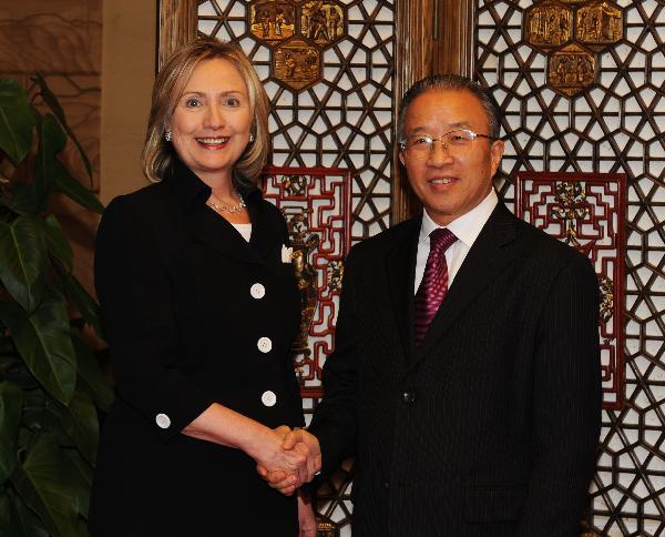 Chinese State Councilor Dai Bingguo (R) meets with U.S. Secretary of State Hillary Clinton during an unofficial meeting in Sanya, south China's Hainan Province, Oct. 30, 2010. [Xinhua] 