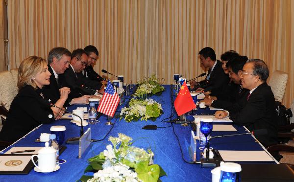 Chinese State Councilor Dai Bingguo (1st R) meets with U.S. Secretary of State Hillary Clinton (1st L) during an unofficial meeting in Sanya, south China's Hainan Province, Oct. 30, 2010. [Xinhua] 