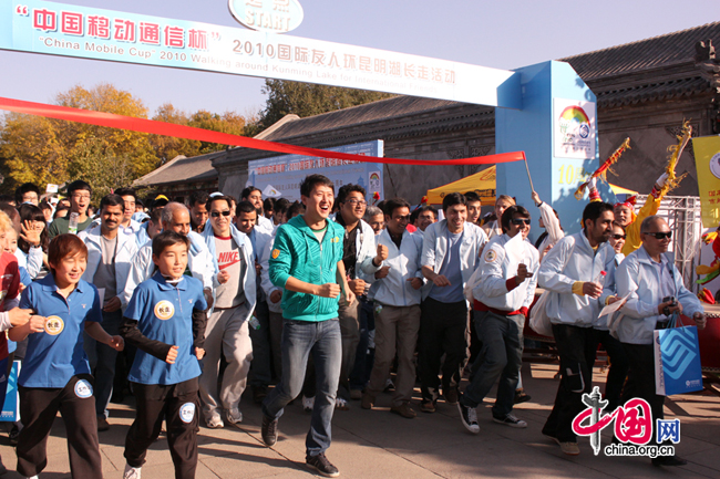 2010 Walking around Kunming Lake for International Friends is held at the Kunming Lake of Summer Palace in Beijing on Saturday. Reinforcing the concept that walking improves health and sport changes life, the event attracted 800 people from foreign embassies as well as companies. The event is organized by Beijing People&apos;s Association for Friendship with Foreign Countries. [Zhang Fang/China.org.cn]