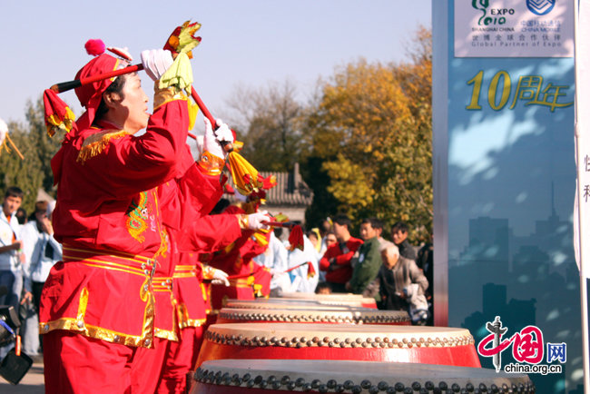 Performances were given before the walking starts on Saturday afternoon in Summer Palace, the best-kept royal garden in Beijing. [Zhang Fang/China.org.cn]