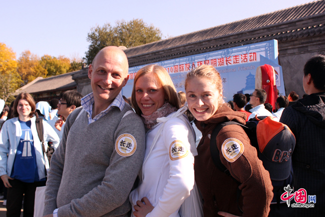 Participants from Norway Embassy are ready to walk. [Zhang Fang/China.org.cn]