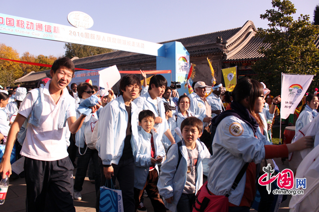 2010 Walking around Kunming Lake for International Friends is held at the Kunming Lake of Summer Palace in Beijing on Saturday. Participants need to walk around 8 kilometers to finish the whole route. [Zhang Fang/China.org.cn]