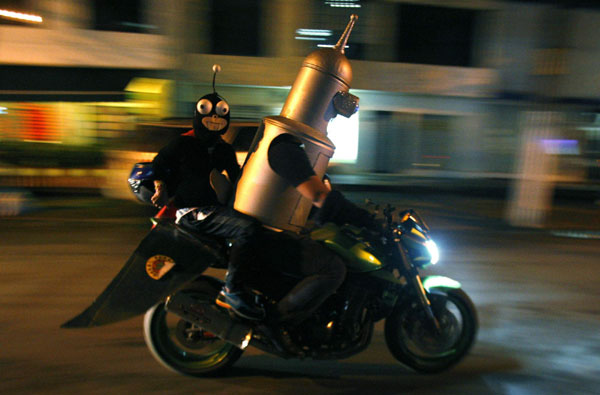 A couple dressed as characters from the television series Futurama take part in the &apos;Moto Halloween Party 2010&apos; in Cali, Oct 28, 2010. Every year, motorcycling enthusiasts dress up in outfits and ride around Cali to celebrate Halloween. [China Daily/Agencies]