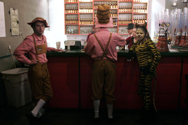 Waiters in costumes stand at a bar during the &apos;Halloween Party 2010&apos; in Bogota, Oct 29, 2010. [China Daily/Agencies]